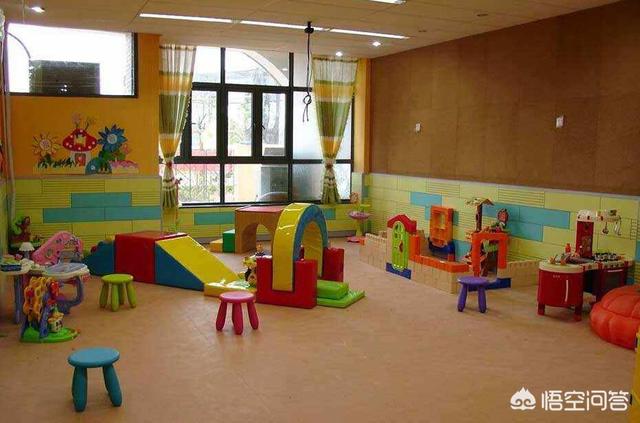 大家觉得小朋友在幼儿园教室里面吃自己带的早餐合适吗