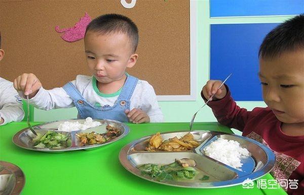 大家觉得小朋友在幼儿园教室里面吃自己带的早餐合适吗