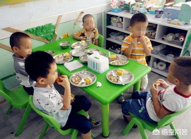 大家觉得小朋友在幼儿园教室里面吃自己带的早餐合适吗