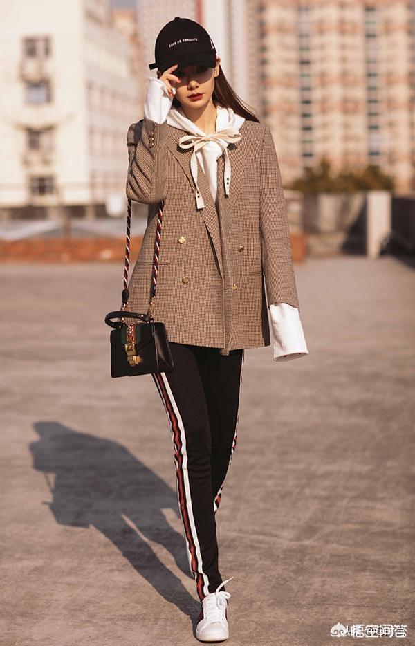 卫衣可以外穿,又可以内穿,如何搭配可以让它保暖又时尚