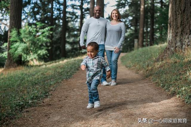 怎么让孩子顺利度过幼小衔接(怎样提醒家长配合幼小衔接)