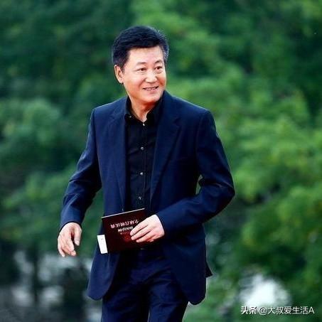 有些穷男人，只能将就找个女人结婚，有钱了就立马换老婆。怎么看