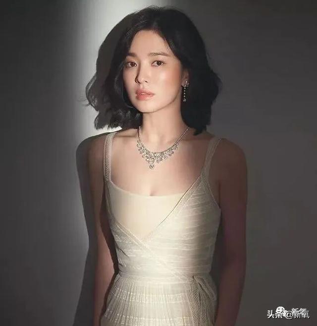 关晓彤和张嘉倪侧颜对决，被摁在地上摩擦啊…(欧阳娜娜侧颜)