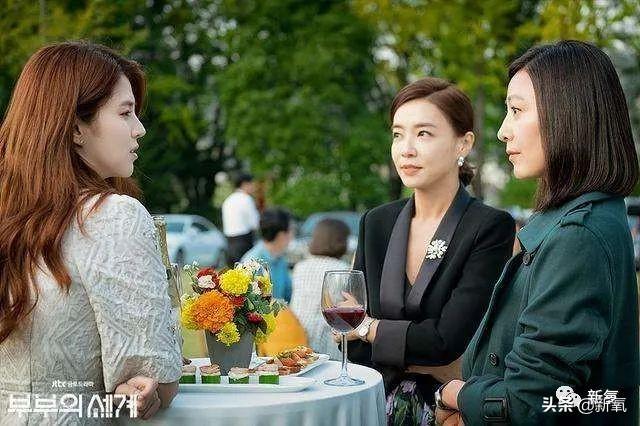 关晓彤和张嘉倪侧颜对决，被摁在地上摩擦啊…(欧阳娜娜侧颜)