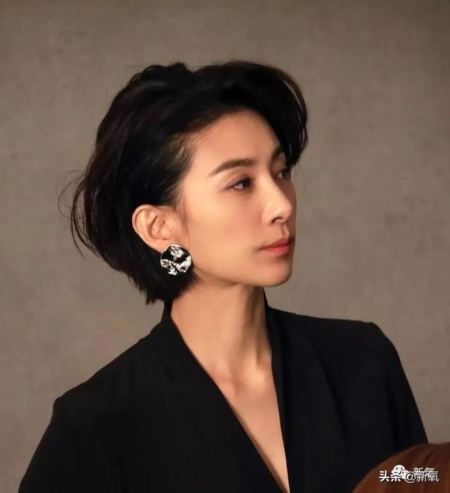 关晓彤和张嘉倪侧颜对决，被摁在地上摩擦啊…(欧阳娜娜侧颜)