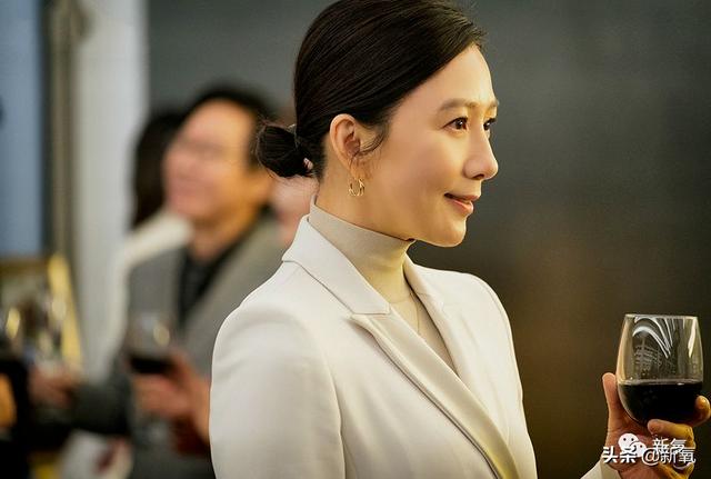 关晓彤和张嘉倪侧颜对决，被摁在地上摩擦啊…(欧阳娜娜侧颜)