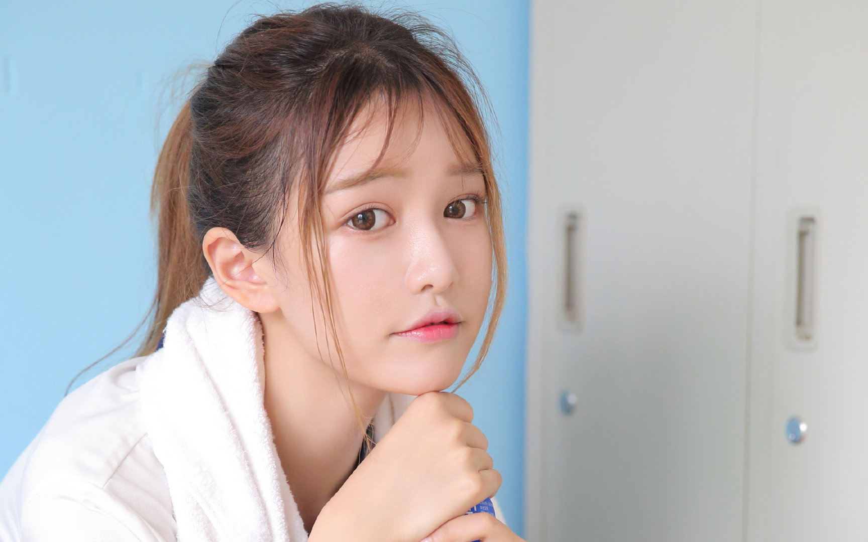 如何评价撒贝宁肖战同框,穿同款红色大衣