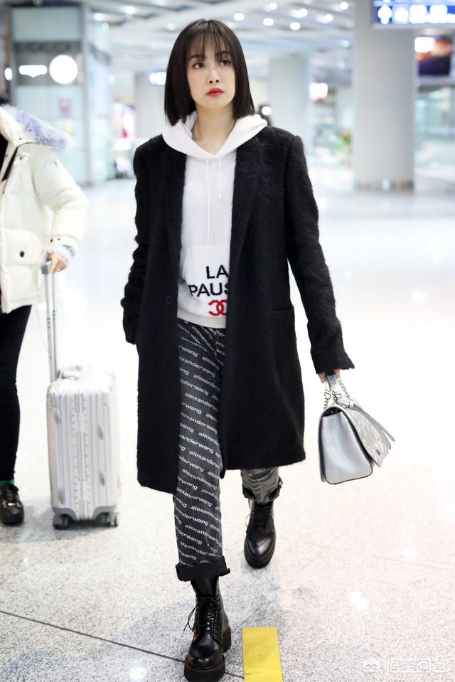 大衣里面穿什么冬日怎么穿搭才能美出天际(黑色大衣里面配什么衣服)