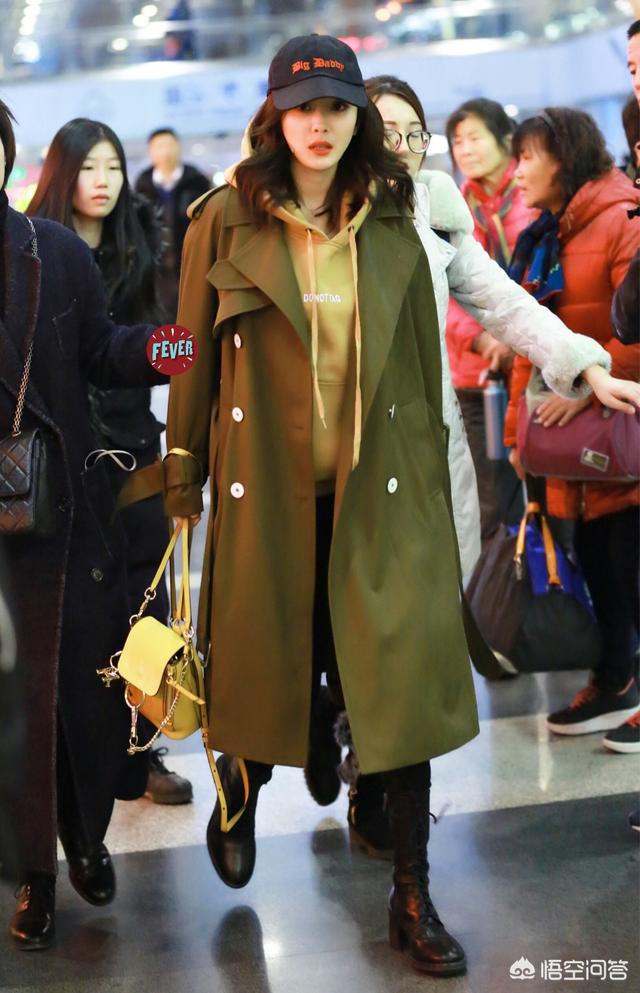 大衣里面穿什么冬日怎么穿搭才能美出天际(黑色大衣里面配什么衣服)