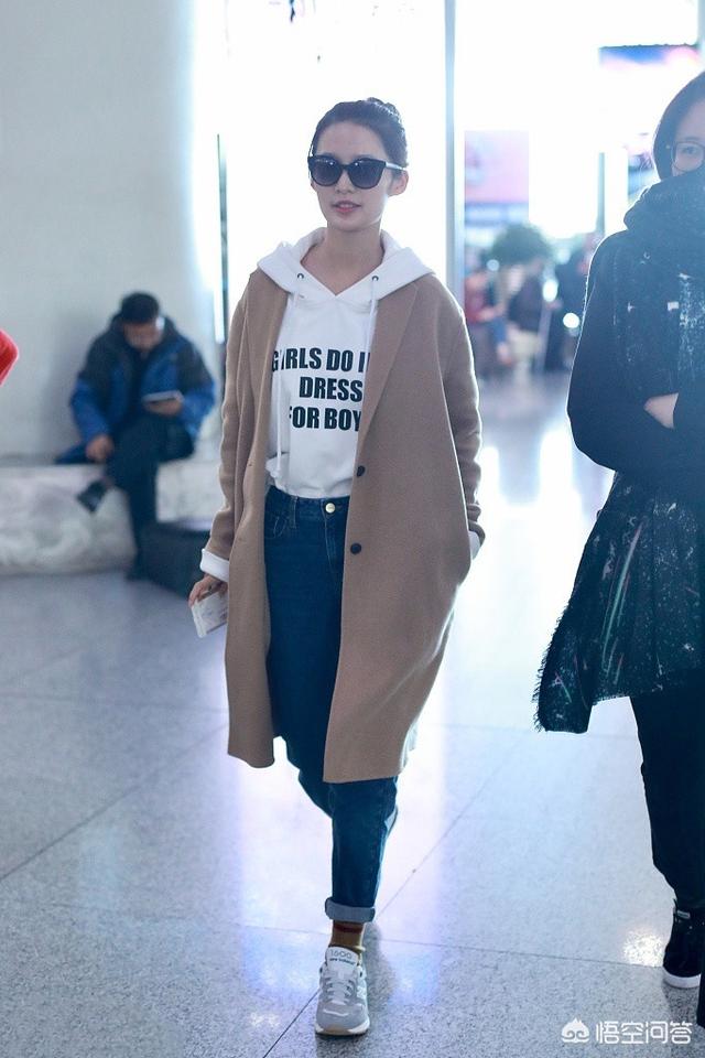 大衣里面穿什么冬日怎么穿搭才能美出天际(黑色大衣里面配什么衣服)