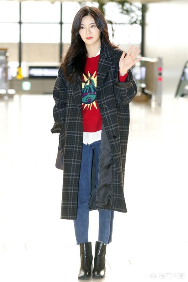 大衣里面穿什么冬日怎么穿搭才能美出天际(黑色大衣里面配什么衣服)