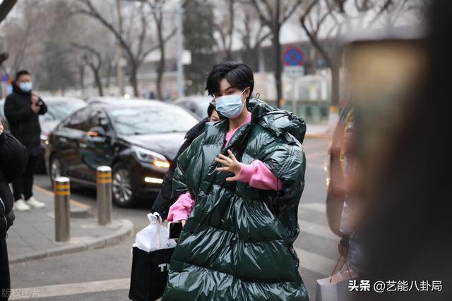 春晚明星私服比美：刘涛拎虎包，赵丽颖编流苏辫，张若昀裹花棉被