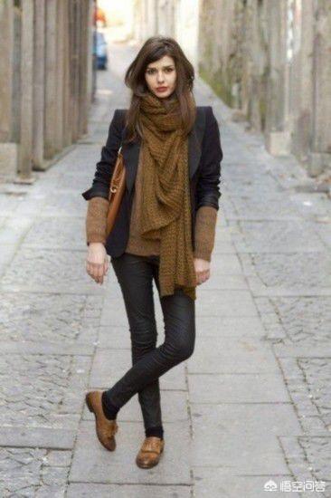 如何利用棕色鞋子搭配黑色长裤?