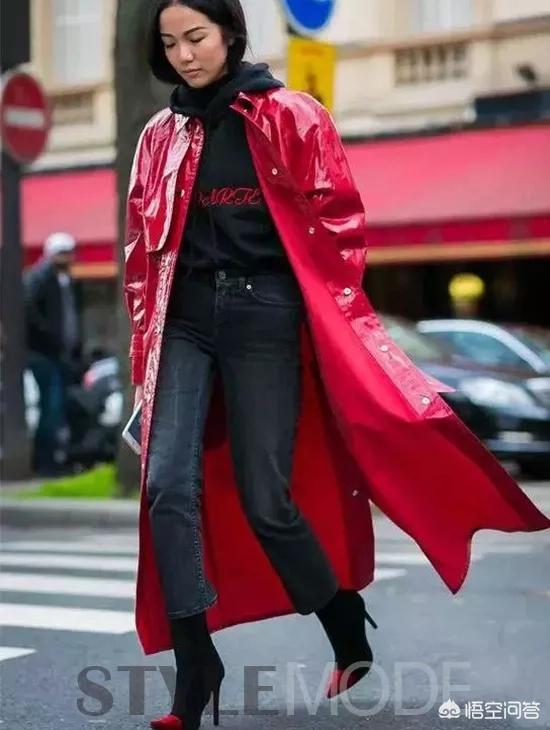 女人穿红色长雨靴图片
