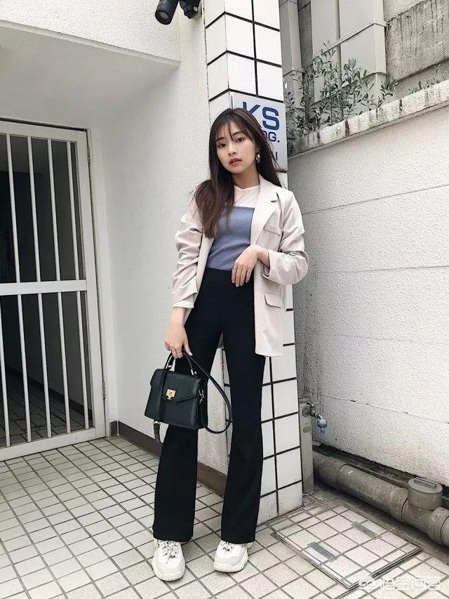 牛仔喇叭裤如何搭配才会显高?