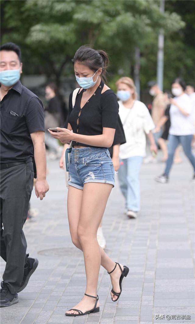 到了穿短裤的季节，身材苗条匀称，都会尝试搭配一下