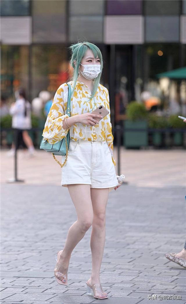 到了穿短裤的季节，身材苗条匀称，都会尝试搭配一下