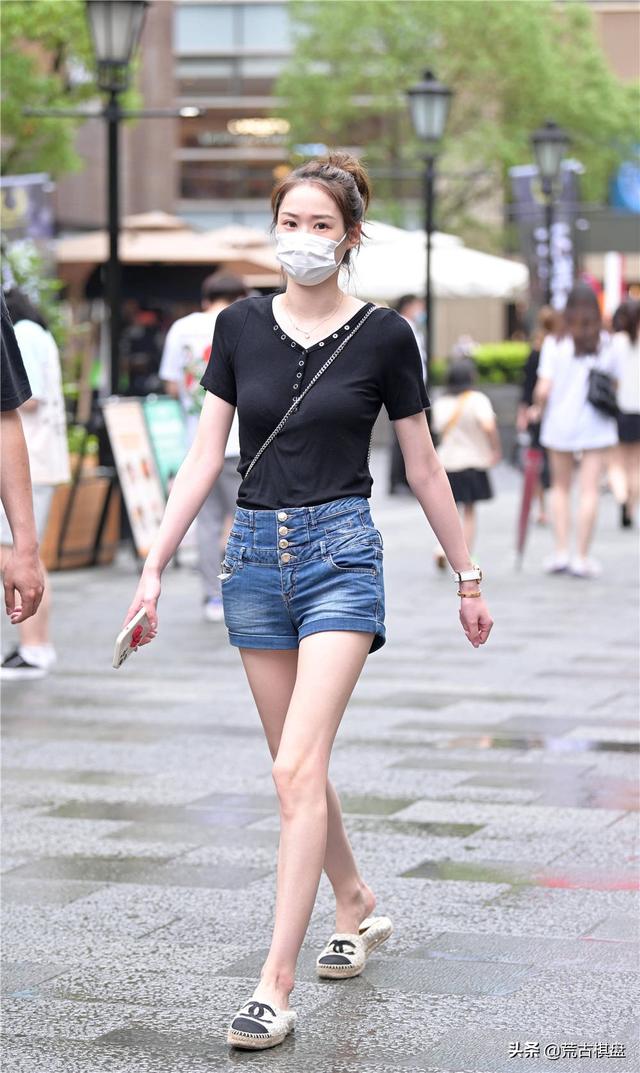 到了穿短裤的季节，身材苗条匀称，都会尝试搭配一下