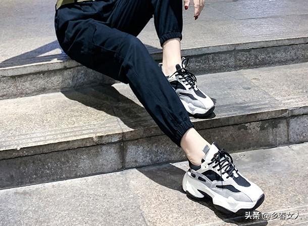 总之,能够配黄色体恤和黑色裤子的鞋子还有很多种,今天就给大家分享到