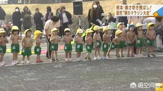 日本幼儿园里的耐寒训练,孩子冬季光着身子活动真的好吗