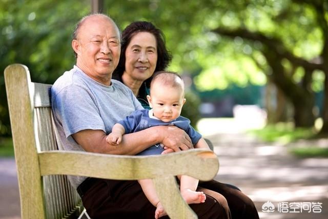 如何看待年轻的妈妈在公共场合给孩子喂奶(如何看待公共场合哺乳行为)