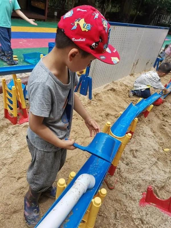 山東理工小博士幼兒園開展水槍大戰嗨翻一夏戶外遊戲活動